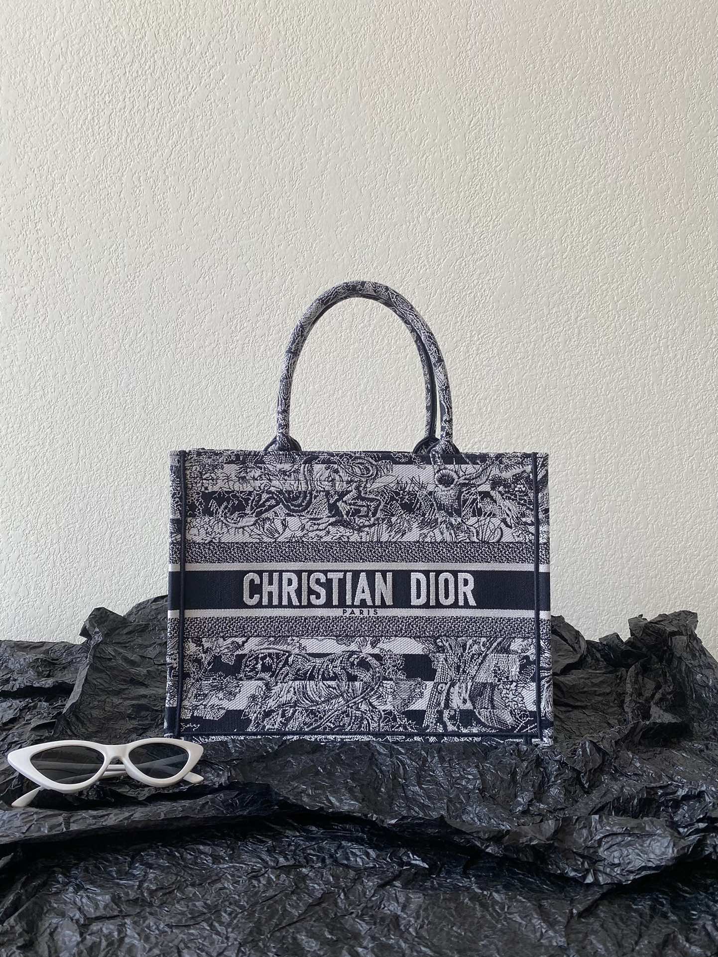 1704717509.1693bgHNdPTYVcDIOR BOOK TOTE 36CM M1296 5.jpg