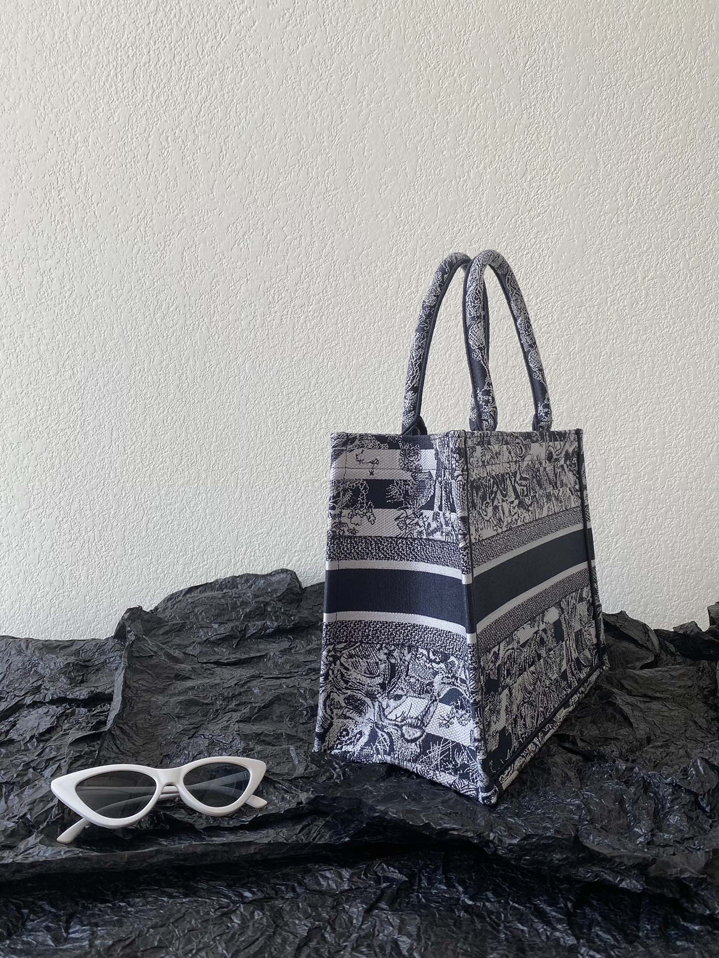 1704717509.1708lajAaTXJlmDIOR BOOK TOTE 36CM M1296 7.jpg