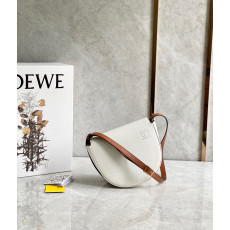 로에베 Loewe 스몰 힐 파우치 - 소프트 카프스킨 19.5CM