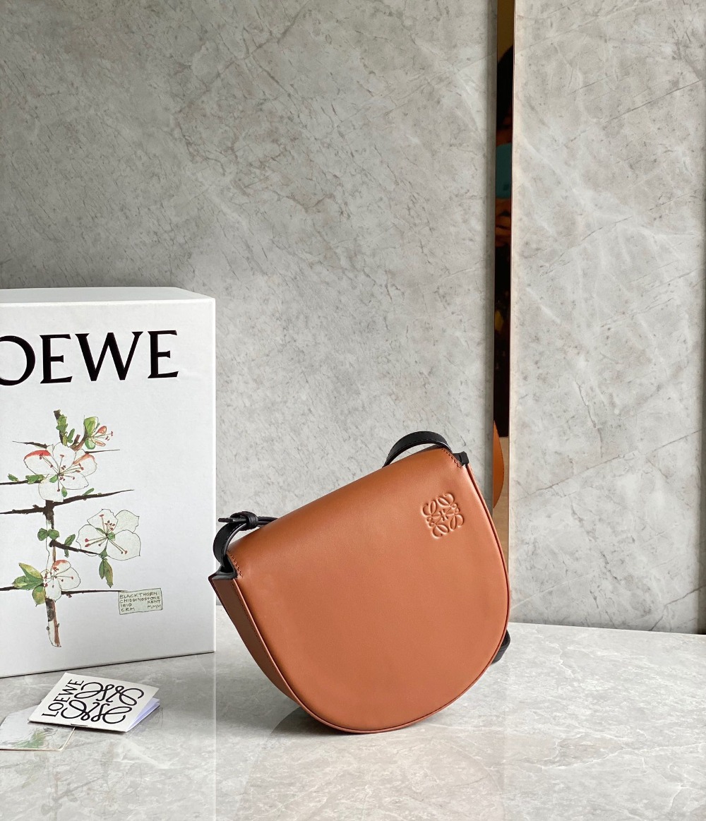 로에베 Loewe 스몰 힐 파우치 - 소프트 카프스킨 19.5CM